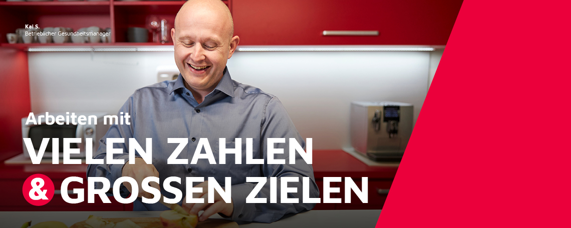 Ein Betrieblicher Gesundheitsmanager der Johanniter schneidet Obst und Gemüse in der Küche.