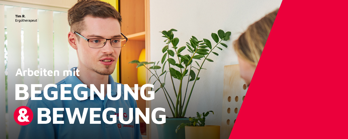 Ein Ergotherapeut der Johanniter bei der Arbeit mit einer Klientin.