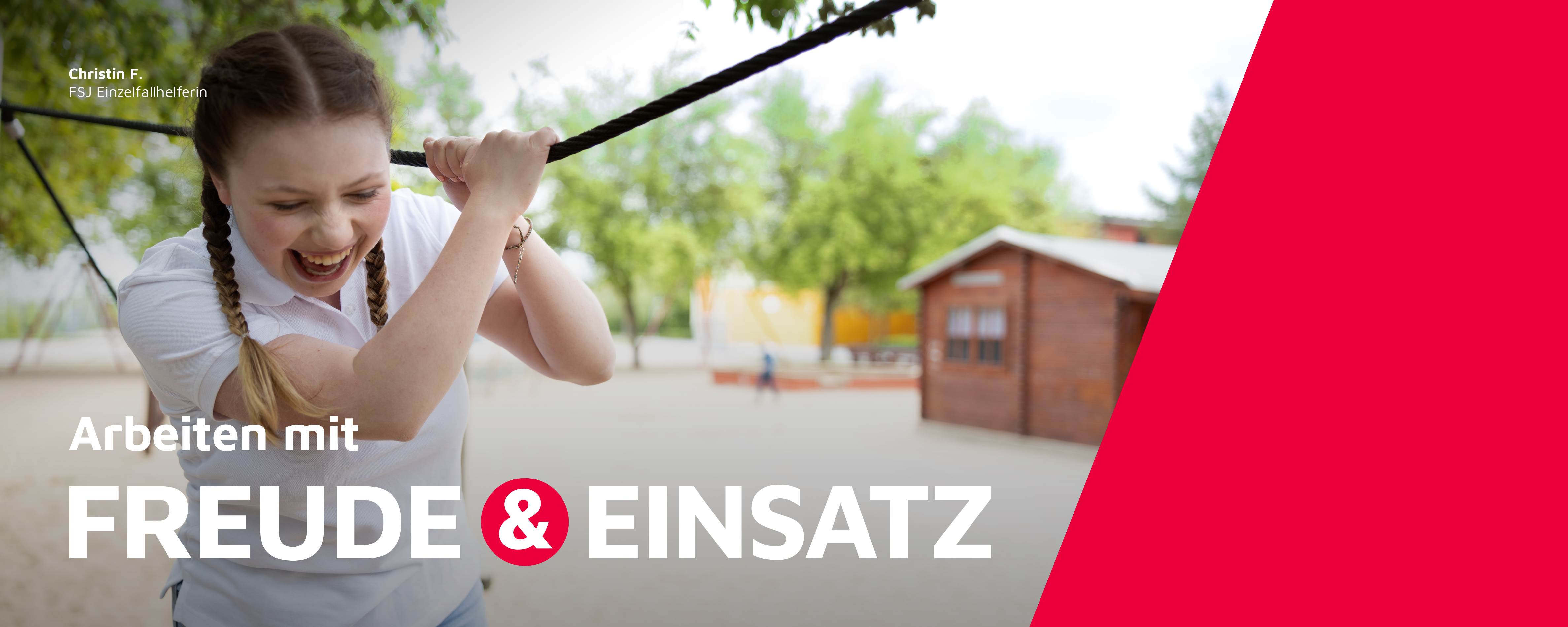 Eine Mitarbeiterin der Johanniter balanciert lachend über ein Kletterseil.