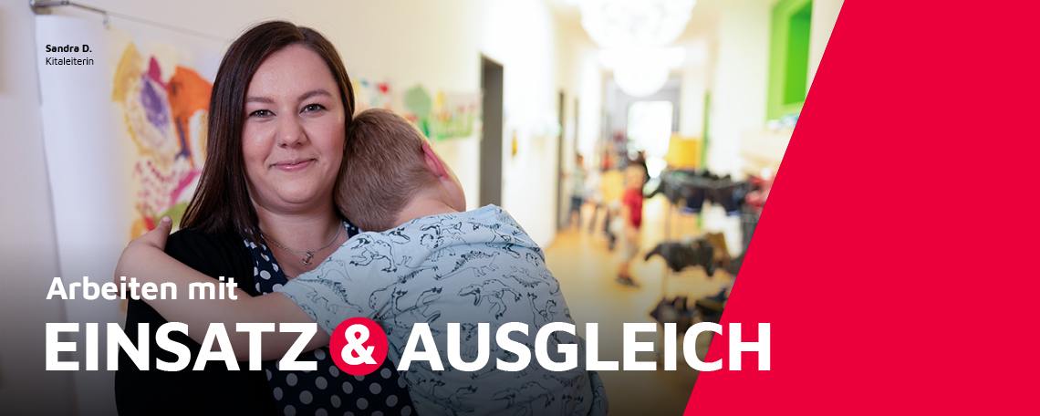 Eine Erzieherin einer Johanniter-Kita hält ein Kind auf dem Arm.