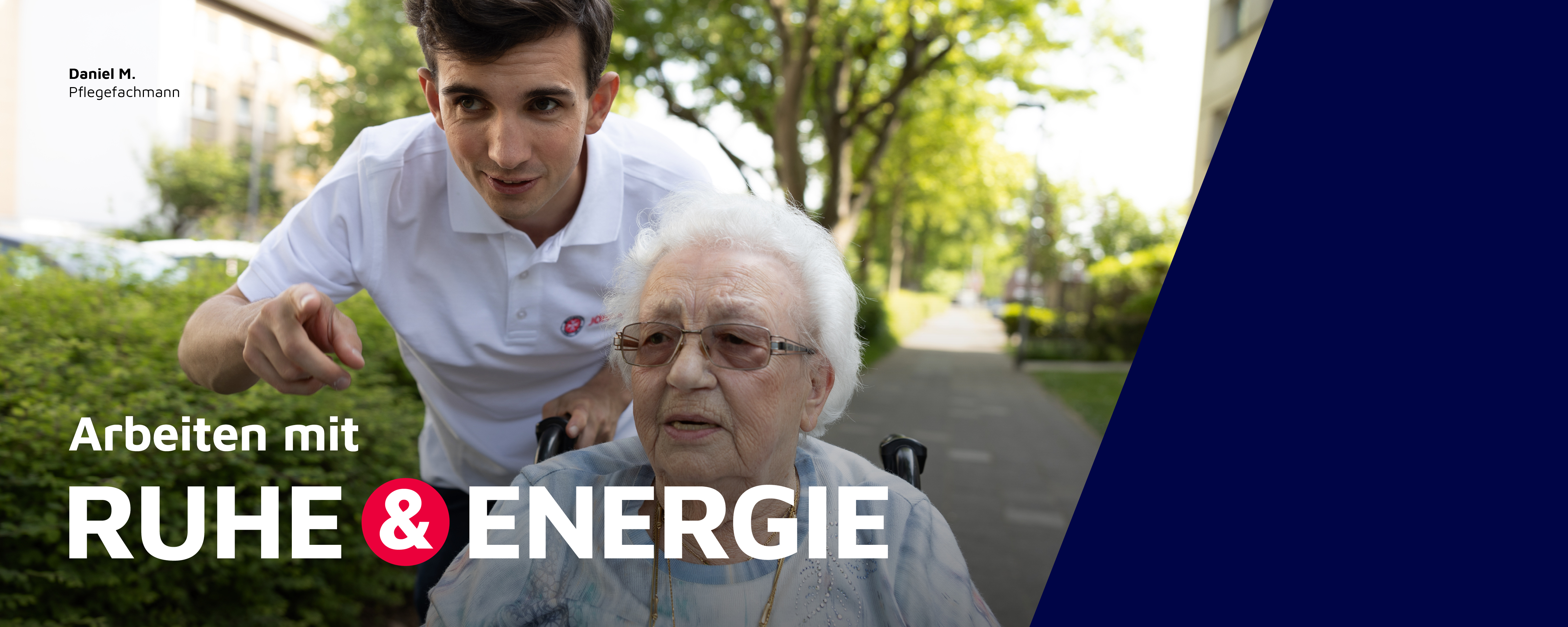 Ein Pflegefachmann der Johanniter betreut eine Klientin im Grünen.