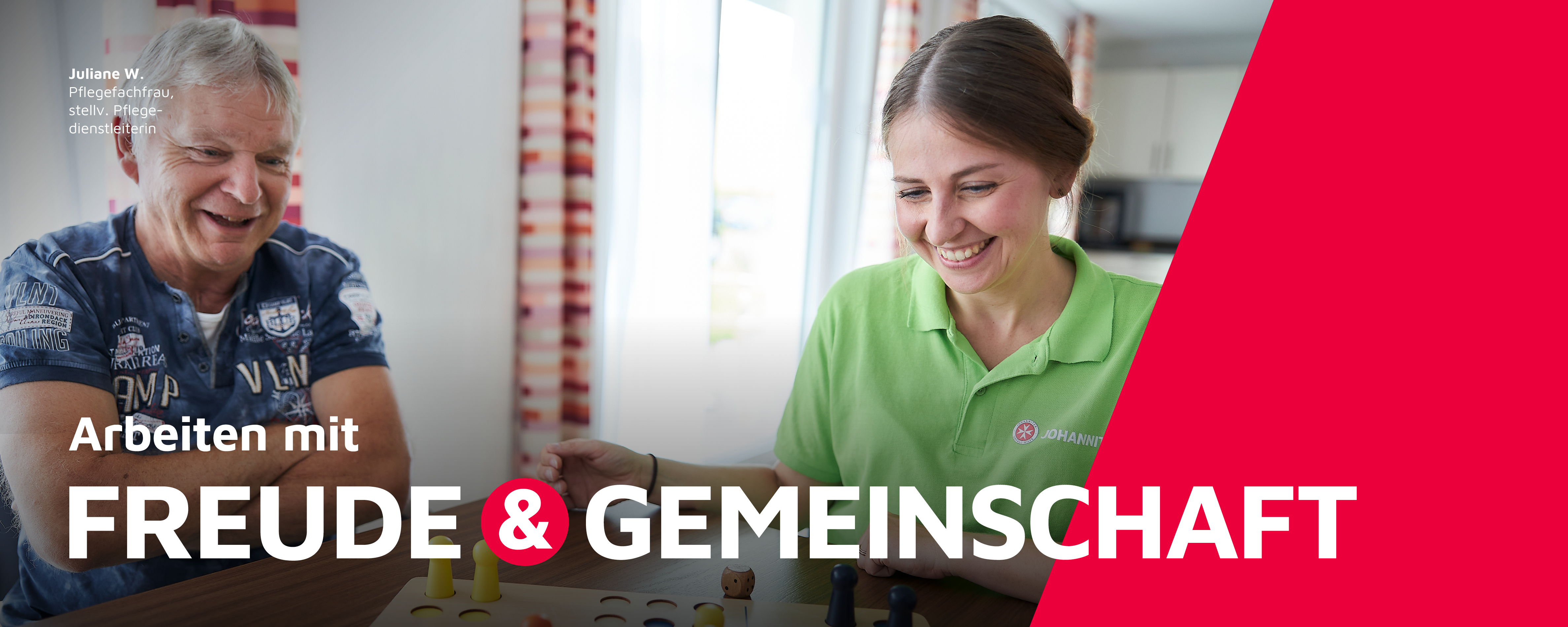 Eine Pflegefachfrau und stellvertretende Pflegedienstleiterin der Johanniter sitzt mit einem Klienten am Tisch und spielt ein Brettspiel.